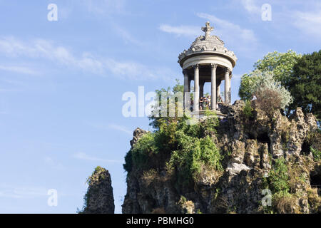 Der Temple de la Sibylle im Parc des Buttes Chaumont in Paris, Frankreich. Stockfoto