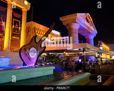 Playa de Las Americas, Teneriffa, Spanien - 13. Juli 2018: Hard Rock Cafe in der Nacht in Playa De Las Americas Stockfoto