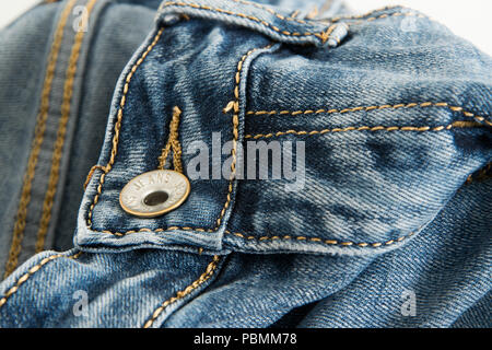 In der Nähe von ein paar Jeans mit dem Wort 'Jeans' auf die Schaltfläche Stockfoto