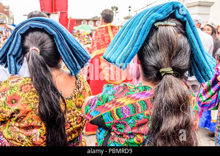 Parramos, Guatemala - Dezember 28, 2016: Indigene Maya Frauen in Tracht in katholischen Prozession im Dorf in der Nähe von Antigua teilnehmen. Stockfoto