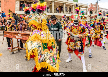 Parramos, Guatemala - Dezember 28, 2016: Traditionelle Volkstänzer in Masken & Kostüme führen Tanz der Mauren und Christen Musik für Marimba. Stockfoto