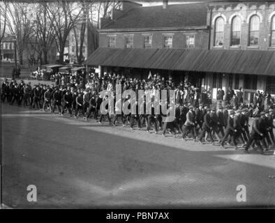 1014 Männer marschieren in Oxford Armistice Day Parade 1918 (3191722557) Stockfoto