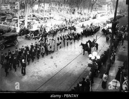 1014 Männer marschieren in Oxford Armistice Day Parade 1918 (3191512771) Stockfoto