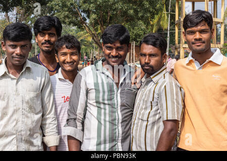 Belathur, Karnataka, Indien - 1. November 2013: eine Gruppe von jungen Hindu Männer posieren für Fotos. Die meisten tragen meist weißen Hemden. Grüne Bäume hinter Ihnen. Stockfoto