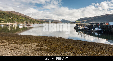 Fischerboote in Loch Broom in Ullapool festgemacht, unter den Bergen in den Northwest Highlands von Schottland. Stockfoto