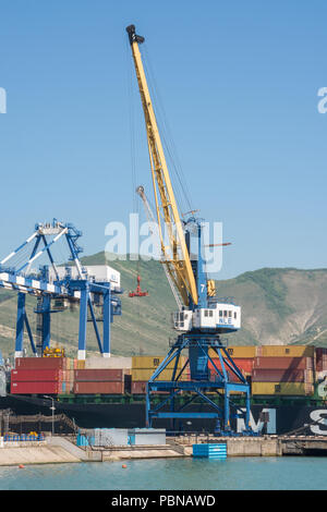 Noworossijsk, Russland - Mai 3, 2018: Portal port Kran im Hafen von Noworossijsk, Schwarzes Meer, Russland Stockfoto