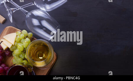 Rot und wite Wein in Gläsern mit Trauben Obst, Ansicht von oben, kopieren auf Holztisch, Banner Stockfoto