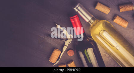 Flaschen Rot- und Weißwein mit Naturkorken auf hölzernen Tablet, getönten Bild, Banner Stockfoto