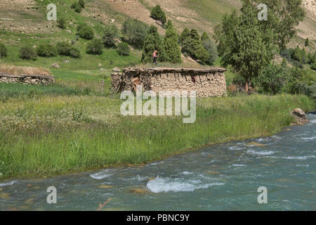 Traditionelle Dörfer entlang der Höhen von Alay route, Alay, Kirgisistan Stockfoto