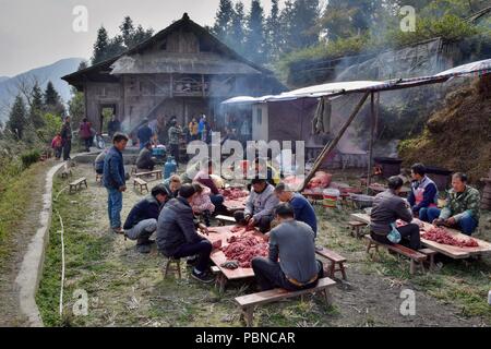 Provinz Guizhou, China - ca. Dezember 2017: ein Schwein - Schlachtung Fest anlässlich einer Hochzeit. Menschen die Zubereitung von Speisen für die Hochzeit. Stockfoto
