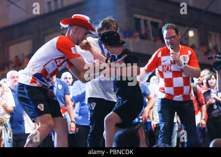 ZAGREB, KROATIEN - 16. Juli 2018: Die kroatische Nationalmannschaft willkommen zu Hause Feier auf Ban Jelacic Platz. Luka Modric zog junges Zicklein von der Masse o Stockfoto