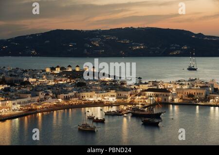 Mykonos Bay gesehen von oben bei Sonnenuntergang. Griechenland. Stockfoto