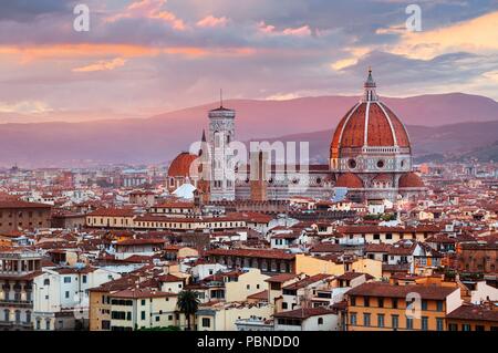 Kathedrale von Florenz mit Skyline der Stadt von Piazzale Michelangelo bei Sonnenuntergang betrachtet Stockfoto