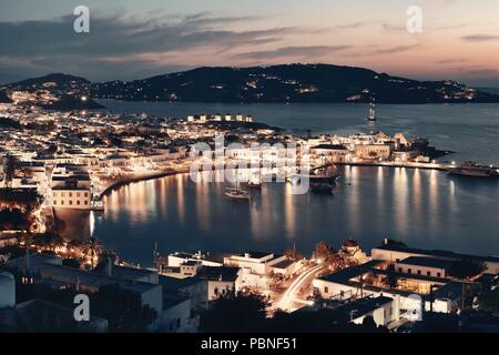 Mykonos Bay gesehen von oben bei Nacht. Griechenland. Stockfoto