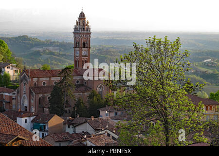 Kathedrale in Monforte d'Alba, eine Stadt oder Gemeinde in der Provinz Vercelli in der Region Piemont in Norditalien. Stockfoto