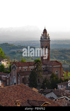 Kathedrale in Monforte d'Alba, eine Stadt oder Gemeinde in der Provinz Vercelli in der Region Piemont in Norditalien. Stockfoto