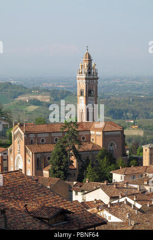 Kathedrale in Monforte d'Alba, eine Stadt oder Gemeinde in der Provinz Vercelli in der Region Piemont in Norditalien. Stockfoto