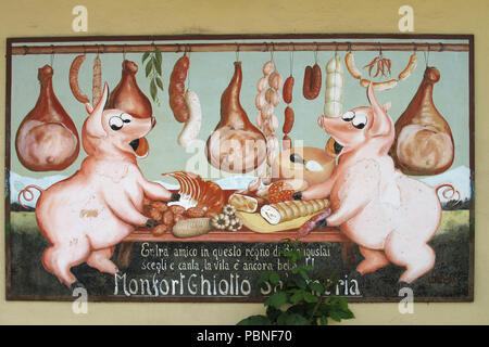 Zeichen für eine salumeria oder Feinkost in der Gemeinde von Monforte d'Alba, eine Gemeinde in der Provinz Vercelli in der Region Piemont in Norditalien. Stockfoto