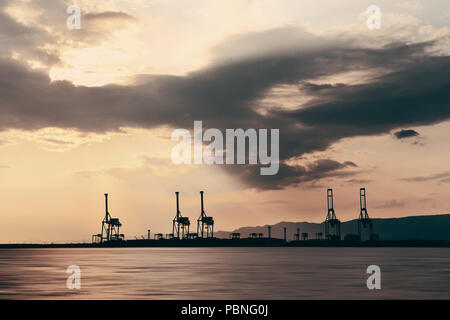 Osaka Hafen mit Kran Silhouette bei Sonnenuntergang. Japan. Stockfoto