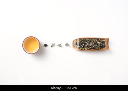 Asien Kultur und Design Konzept - frische Taiwan oolong Tee und Teekanne Stockfoto