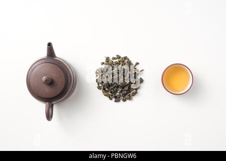 Asien Kultur und Design Konzept - frische Taiwan oolong Tee und Teekanne Stockfoto
