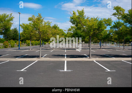 Schönen leeren Parkplatz mit Bäumen auf sonnigen Sommertag in Frankreich Stockfoto