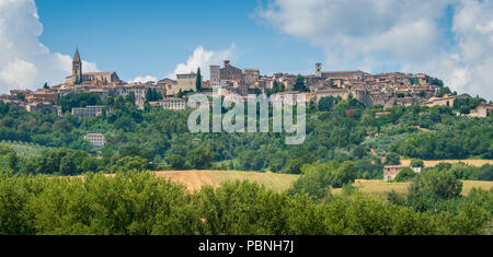 Panoramablick von Todi, in der Provinz von Perugia, Umbrien, Italien. Stockfoto
