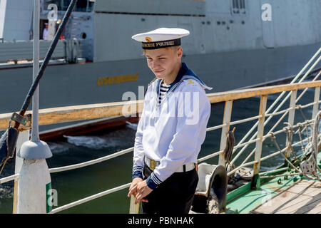 Russland, Wladiwostok, 28.07.2018. Portrait der junge Seemann in offiziellen marine Uniform auf dem Deck des Segelboot. Konzept für die Ausbildung von Seeleuten, Junge Stockfoto