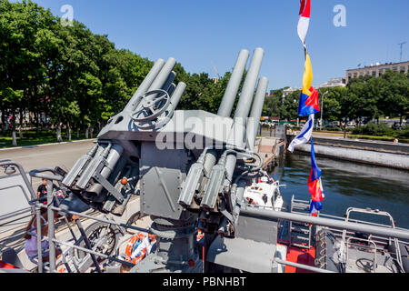 Russland, Wladiwostok, 28.07.2018. Russische besonders kompakter 10-remote Doppelläufige-gesteuerte naval Granatwerfer system DP-65 auf dem Deck der militärischen Stockfoto