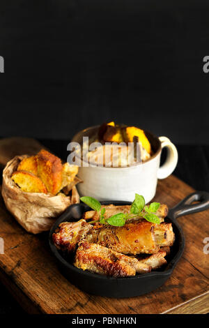 Geröstete Rippchen und Suppe sowie gebratene Kartoffeln. Speicherplatz kopieren. Stockfoto