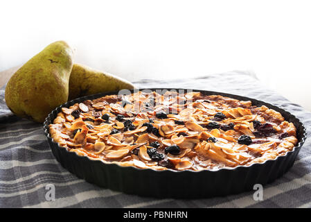 Pear tart mit Rosinen und gehobelten Mandeln Stockfoto