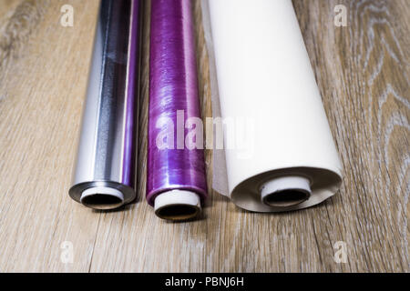 Aluminium Alufolie, Bakewell silikonisierten Backpapier, Pergamentpapier und sauber Film wickeln Stockfoto