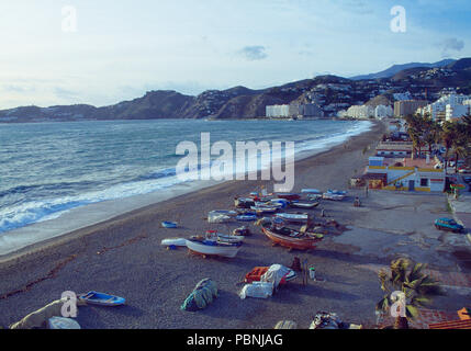 Strand in der Dämmerung. Almuñecar, Provinz Granada, Andalusien, Spanien. Stockfoto