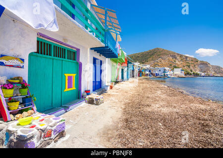 Klima Dorf (traditionelle griechische Dorf am Meer, das im Stil der Kykladen) mit sirmata - der traditionellen Häuser der Fischer, Insel Milos, Kykladen, Griechenland Stockfoto