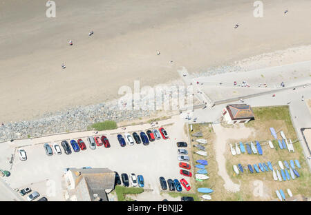 Auto geparkt und kleine Boote am Strand in Cornwall gespeichert. Birds Eye View. Stockfoto