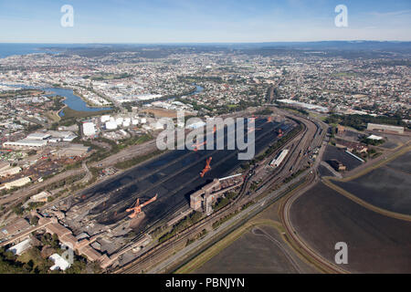 Newcastle ist eine der größten Kohle export Häfen in Australien. Infrastruktur wie dies ermöglicht die Kohle mit der Bahn zu empfangen und geladen Stockfoto