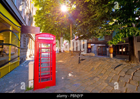 Rote Telefonzelle in Wien street view, Hundertwasserhaus in Österreichs Hauptstadt Stockfoto