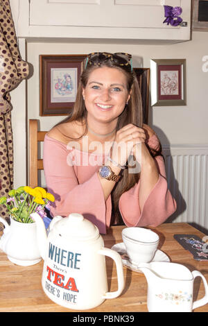 Junge Frau in der Mad Hatter Tea Rooms, Sea Road, Seaburn, Sunderland, Tyne und Wear, England, Vereinigtes Königreich Stockfoto