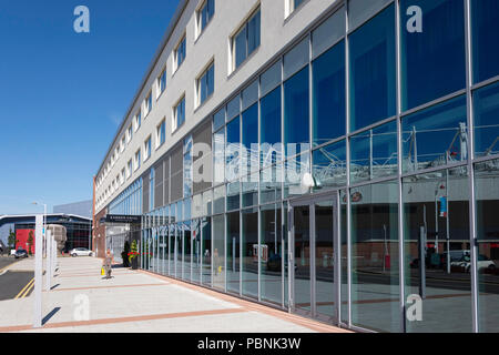 Eingang zum Karbon Grill Küche und Bar, Hilton Garden Inn, Vaux Brauerei, Schafställe, Sunderland, Tyne und Wear, England, Vereinigtes Königreich Stockfoto