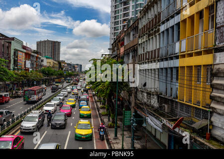 Bangkok, Thailand - 1. Mai 2018: Fahrzeuge Annäherung an einer belebten Kreuzung in Bangkok. Stockfoto