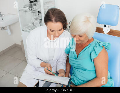 Arzt und Patient Überprüfung medizinisches Diagramm Stockfoto