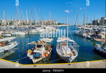 Griechische angeln Boote in Mikrolimano Hafen von Piräus, bekannt als Turkolimano (türkischen Hafen) bis 1974. Region Attika, Griechenland. Stockfoto