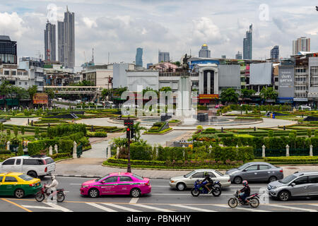Bangkok, Thailand - 1. Mai 2018: Fahrzeuge überqueren einer verkehrsreichen Kreuzung in Bangkok. Stockfoto