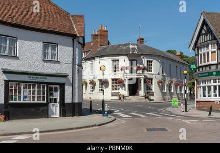 Whitchurch, New Hampshire, England, UK. Zentrum dieser alten Stadt zwischen Winchester und Newbury. Das White Hart Hotel auf der Newbury Street. Stockfoto