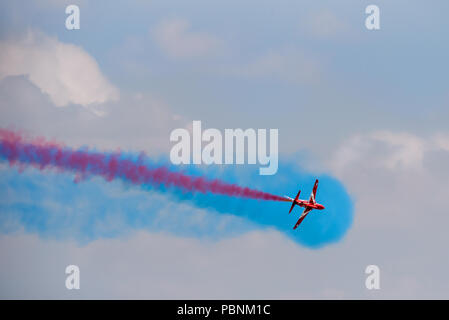 Ein einzelner roter Pfeil BAE Systems Hawk T1 der Royal Air Force während eines Air Display der RIAT Fairford 2018, UK. Stockfoto