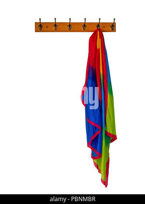 Rainbow seidig Schal hängen an Garderobe, isoliert auf Weiss. Stockfoto