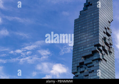 Bangkok, Thailand - 1. Mai 2018: Die Maha Nakhon futuristische Wolkenkratzer in Bangkok mit dem blauen Himmel umgeben Stockfoto