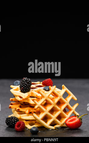 Foto von Wiener Wafer mit Beeren auf schwarzem Hintergrund Stockfoto