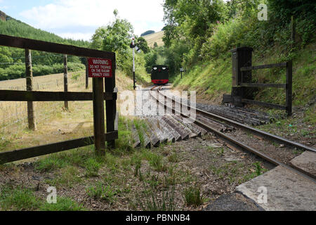 Dampfzug (Prairie Klasse, Rhino Tank) über Aberffrwd Bahnhof, Wales, UK. 26. Juli 2018 Stockfoto