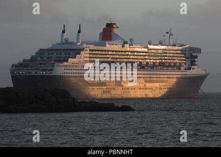 RMS Queen Mary 2 bei Sonnenuntergang Stockfoto